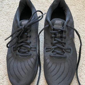 Nike Women's In Season TR7 Sneakers